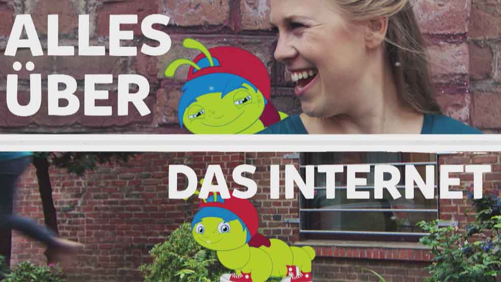 Eine Raupe mit blauen Haaren und eine Frau mit blonden Haaren befinden sich vor einer Mauer. Darüber steht der Satz: "Alles über das Internet".